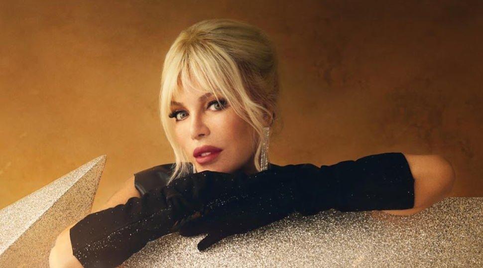 Ajda Pekkan'dan duygulandıran a&ccedil;ıklama: Işıklar altında o kadar yalnızım ki....