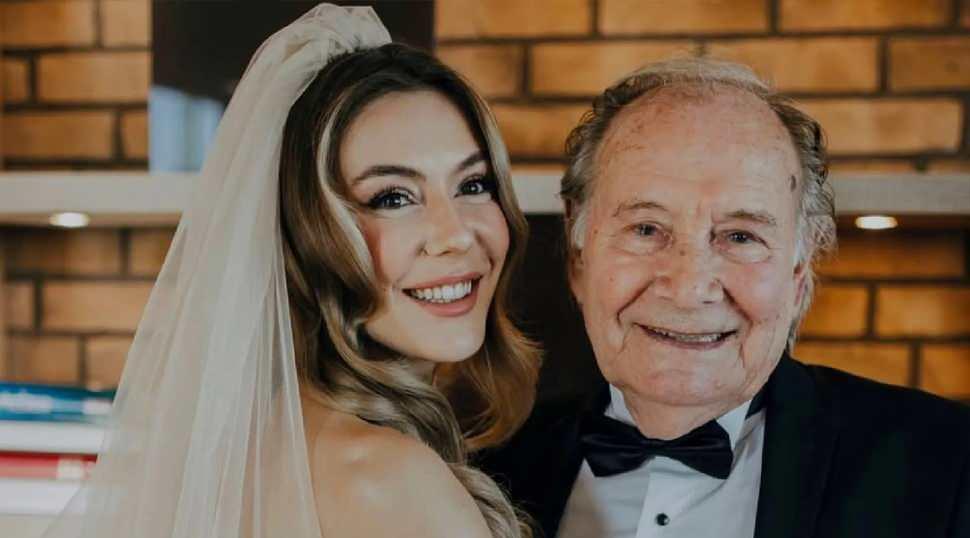Gelen yorumu g&ouml;r&uuml;nce &ccedil;ıldırdı: Ege K&ouml;kenli dedesiyle paylaştığı fotoğrafı a&ccedil;ıkladı
