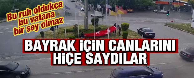 Hatay'da kavşağa d&uuml;şen T&uuml;rk bayrağını yoldan ge&ccedil;en s&uuml;r&uuml;c&uuml;ler kaldırdı