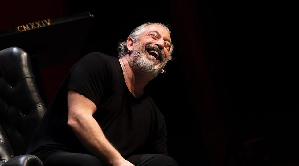 Cem Yılmaz'dan 53 yaşında imaj değişikliği! Sa&ccedil;ları boyatması g&uuml;ndem oldu