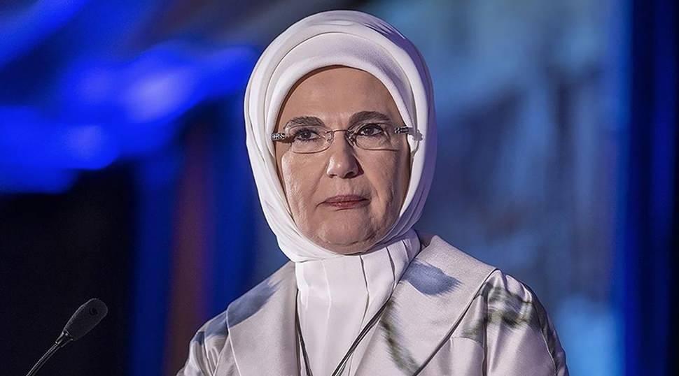Emine Erdoğan, İzmit K&ouml;rfezi'ndeki temizlik &ccedil;alışmalarında emeği ge&ccedil;enleri tebrik etti