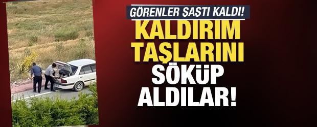  Konya'da iki kişi yol kenarındaki kaldırım taşlarını s&ouml;k&uuml;p ara&ccedil;larına y&uuml;kledi