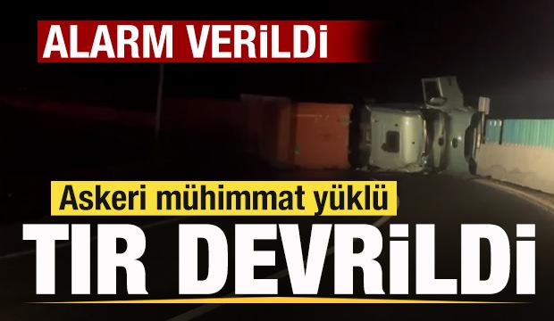 Askeri m&uuml;himmat y&uuml;kl&uuml; tır devrildi! Alarm verildi