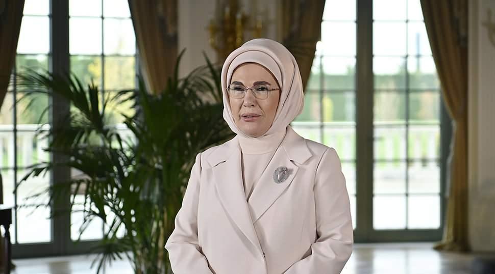 Emine Erdoğan'dan karne alan &ouml;ğrencilere tebrik