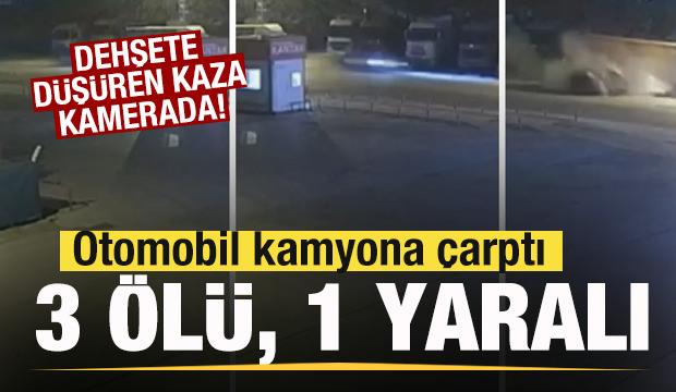 Otomobilin kamyona &ccedil;arptığı feci kaza kamerada: 3 &ouml;l&uuml;