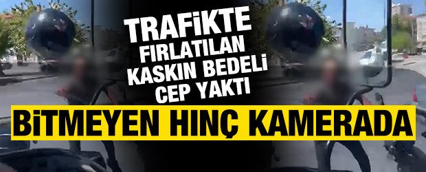 Trafikte tartıştığı s&uuml;r&uuml;c&uuml;ye kaskını fırlattı, 405 bin TL ceza yedi 