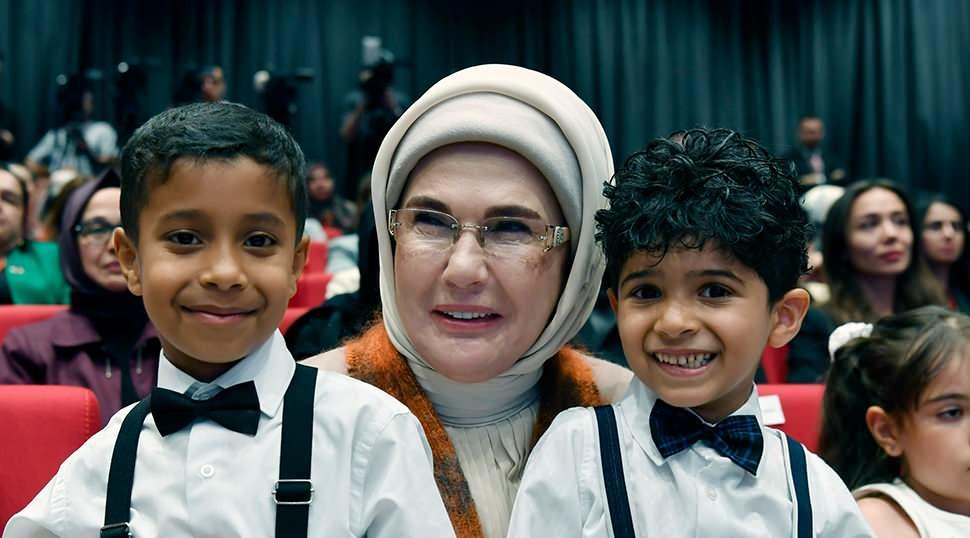 Emine Erdoğan'dan 'koruyucu aile vurgusu'