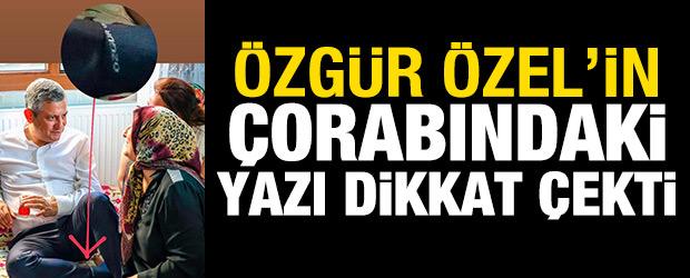 &Ouml;zg&uuml;r &Ouml;zel'in &ccedil;orabındaki yazı dikkat &ccedil;ekti