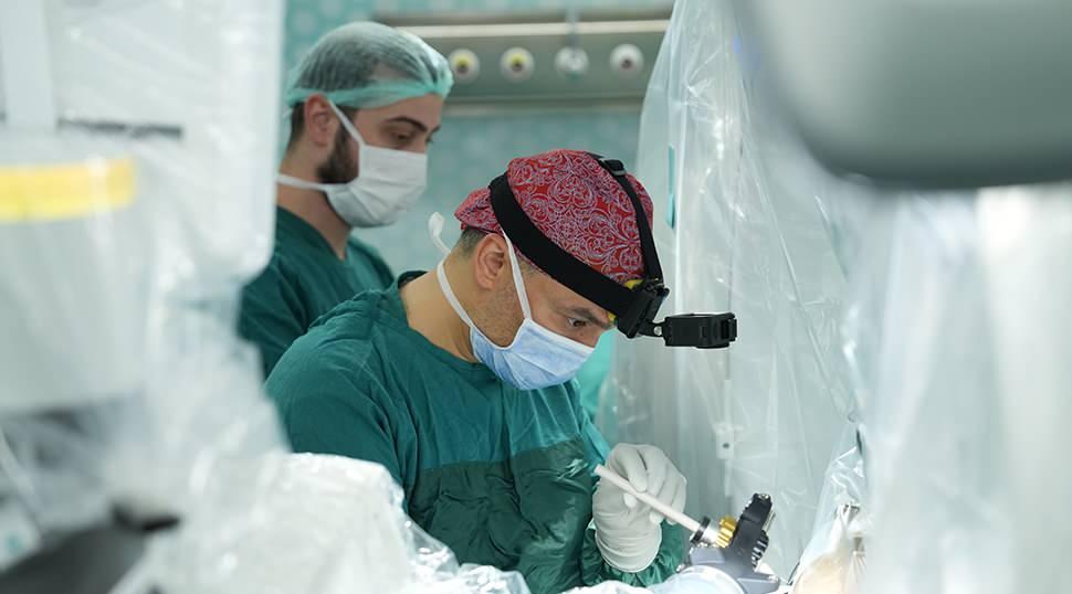 Robotik teknolojiyle beyin pili ameliyatı! T&uuml;rkiye ve yakın coğrafyada ilk kez uygulandı