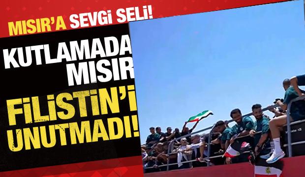 D&uuml;nya Kupası'ndan d&ouml;nen Mısır Milli Takımı kutlamalarda Filistin bayrağı a&ccedil;tı