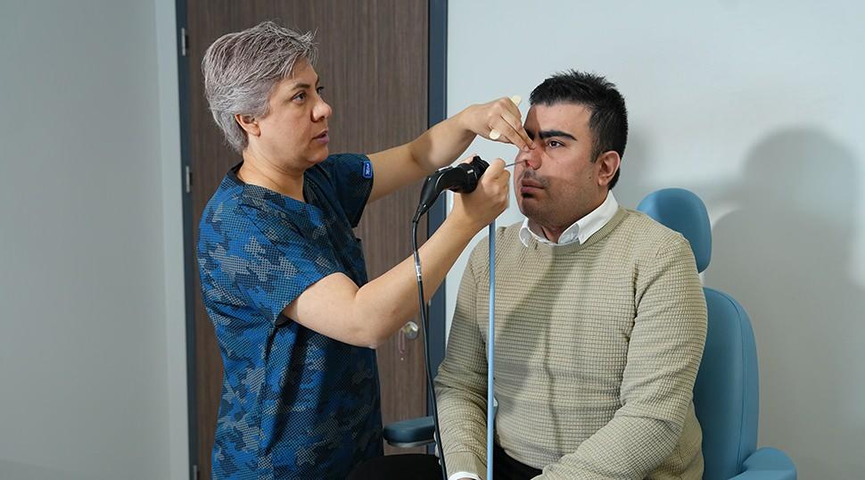 Boğazındaki nadir t&uuml;m&ouml;r nefesini kesti! İki ameliyatla hayata tutundu