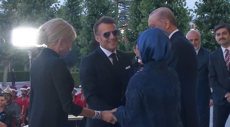 Emine Erdoğan Macron'un elini &ouml;pmesine izin vermedi