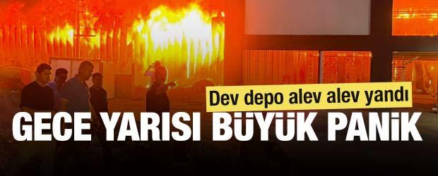 Gece yarısı b&uuml;y&uuml;k panik: Batman'da zincir marketin dev deposu alev alev yandı