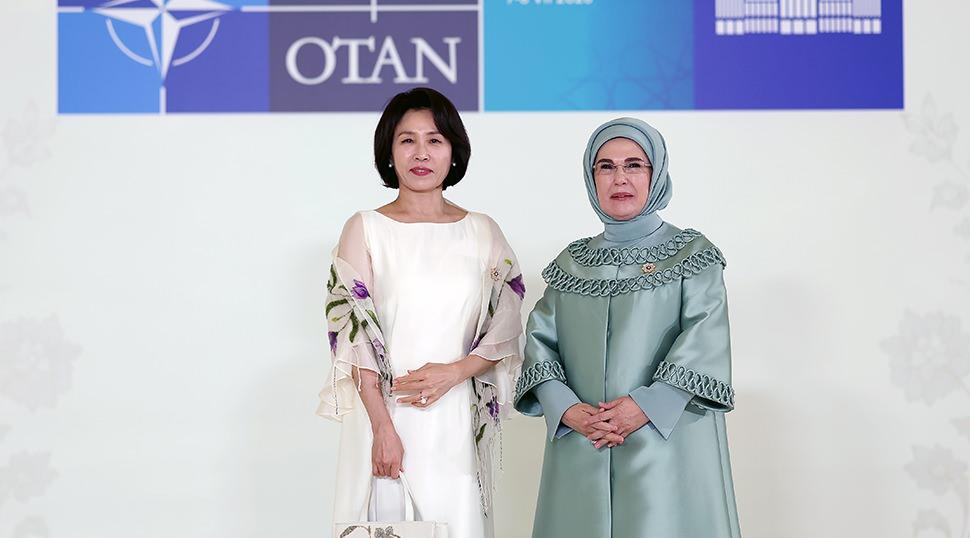 G&uuml;ney Kore First Lady'sinden Emine Erdoğan'a unutulmaz jest