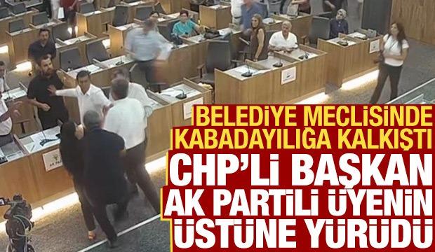 CHP'li belediye başkanı AK Partili meclis &uuml;yesinin &uuml;zerine y&uuml;r&uuml;d&uuml; ortalık karıştı