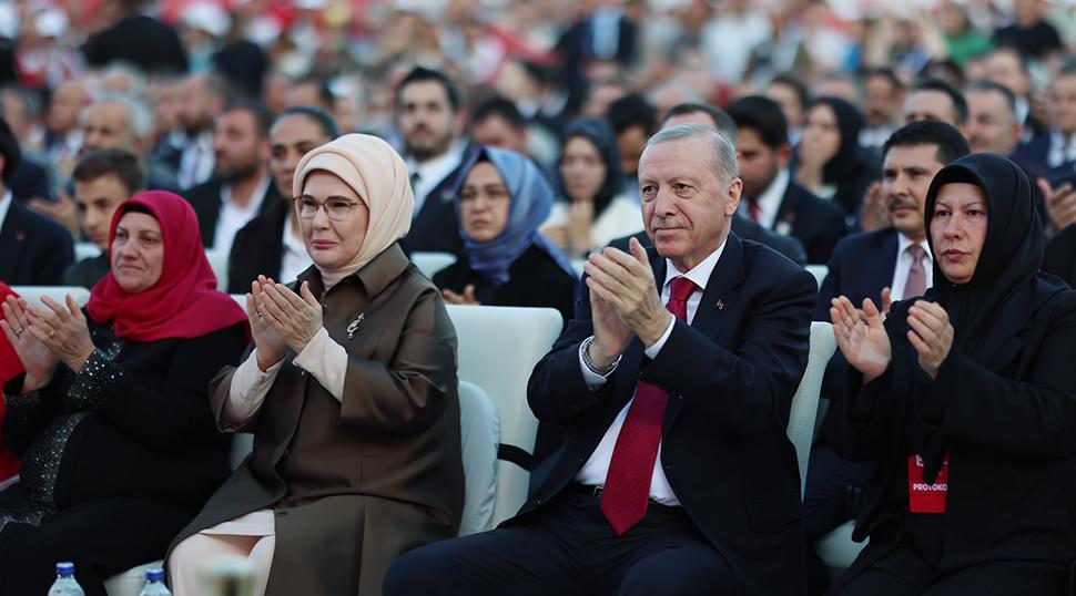 Emine Erdoğan'dan 15 Temmuz paylaşımı: "Milletimizin iradesi &ouml;zg&uuml;r ve yenilmezdir"