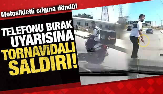 Trafikte telefonla oynayan motosikletliyi uyarınca olanlar oldu! Tornavidayla saldırdı