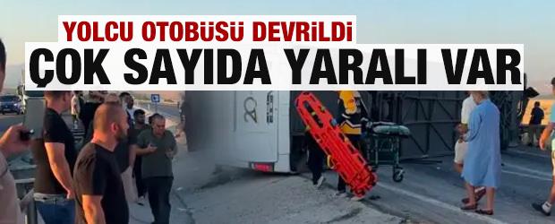 Yolcu otob&uuml;s&uuml; bariyerlere &ccedil;arpıp devrildi! &Ccedil;ok sayıda yaralı var