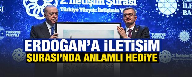 Erdoğan&rsquo;a Ayasofya&rsquo;nın yeniden a&ccedil;ılışını simgeleyen tablo hediye edildi