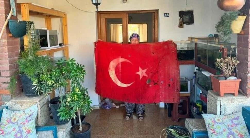 Kıbrıs'tan gelen tarihi mirasa 36 yıl boyunca evinde g&ouml;z&uuml; gibi baktı: Devlete teslim etti