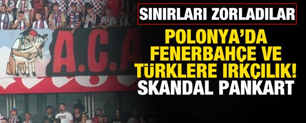 Sınırları zorladılar! Polonya'da Fenerbah&ccedil;e ve T&uuml;rklere ırk&ccedil;ılık: Skandal pankart