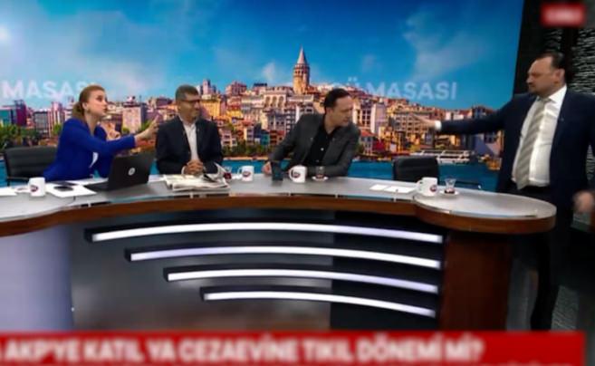 S&ouml;zc&uuml; TV&rsquo;de canlı yayında ortalık karıştı, hakaretler havada u&ccedil;uştu...