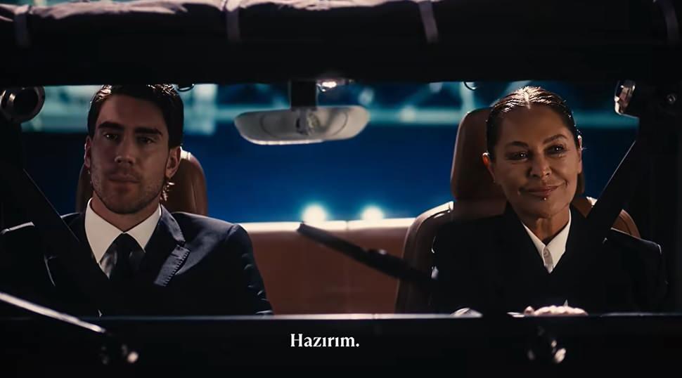 Beşiktaş'a &ouml;zel hazırlanan tanıtım filminde yer aldı: Vlahovic tanıtımında H&uuml;lya Avşar s&uuml;rprizi