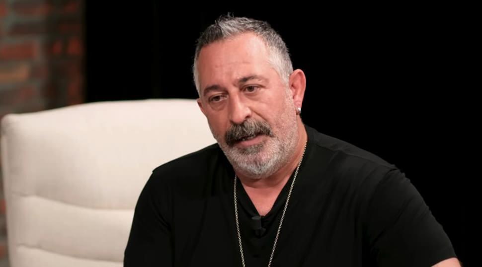 Cem Yılmaz g&uuml;nler sonra ortaya &ccedil;ıktı! Siyah sa&ccedil;larıyla g&uuml;ndem oldu