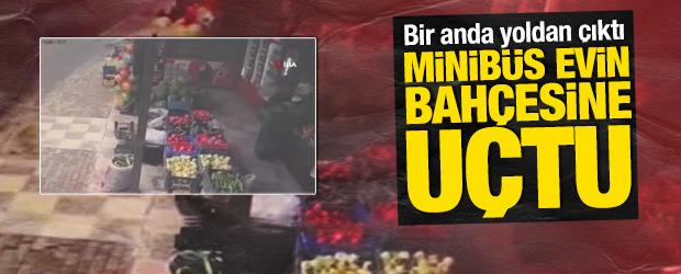 Kontrolden &ccedil;ıkan minib&uuml;s evin bah&ccedil;esine u&ccedil;tu: Dehşet anları kamerada