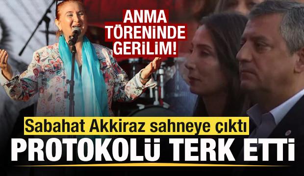Sabahat Akkiraz sahneye &ccedil;ıktı, T&uuml;lay Hatimoğulları protokoldeki yerini terk etti