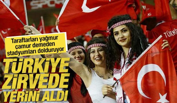 Taraftarları yağmur &ccedil;amur demeden stadyumları dolduruyor! T&uuml;rkiye zirvede yerini aldı