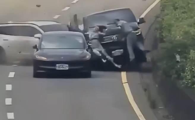 Tayvan&rsquo;da otoyolda zincirleme kaza kamerada: 3 &ouml;l&uuml;, 3 yaralı