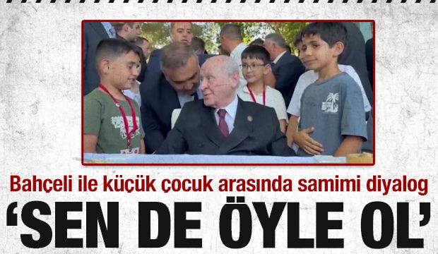 Ahlat&rsquo;ta Bah&ccedil;eli ile k&uuml;&ccedil;&uuml;k &ccedil;ocuk arasında samimi diyalog: &lsquo;Sen de &ouml;yle ol&rsquo;