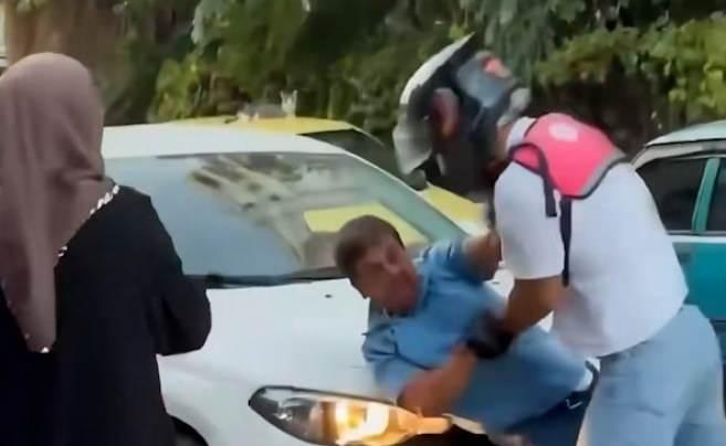 Antalya'da yaşlı adamın kafasını kaputa vura vura d&ouml;vd&uuml;, millet ise izlemekle yetindi!