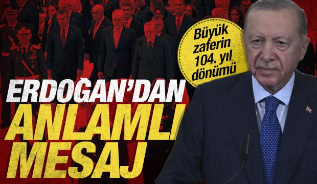 B&uuml;y&uuml;k zaferin 104. yılı: Anıtkabir'i ziyaret eden Cumhurbaşkanı Erdoğan'dan anlamlı mesaj