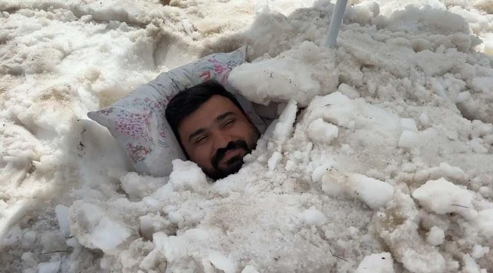 Sıcaktan bunalan Erzincanlı gencin bulduğu ilgin&ccedil; y&ouml;ntem herkesi g&uuml;ld&uuml;rd&uuml;!