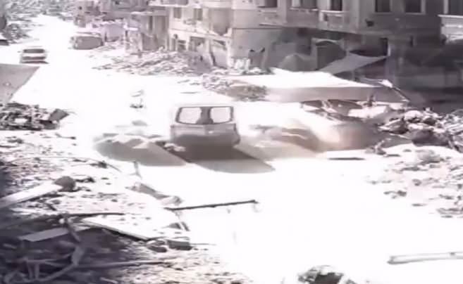 İsrail'den a&ccedil;ık al&ccedil;aklık: Gazze'de ambulansı b&ouml;yle vurdular