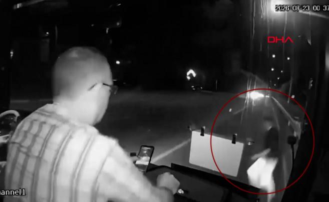 Samsun'da feci &ouml;l&uuml;m kamerada: Bariyerden atladı, otob&uuml;s&uuml;n altında kaldı