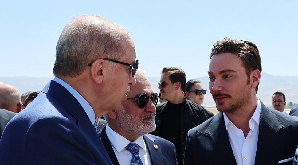 Sinan Ak&ccedil;ıl, Erdoğan&rsquo;la tokalaştığı anları paylaştı: "&Ouml;mr&uuml;mden yılları veririm"