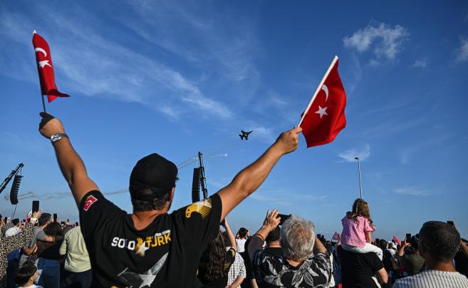 SOLOT&Uuml;RK'ten Zafer Bayramı i&ccedil;in İstanbul'da nefes kesen g&ouml;steri