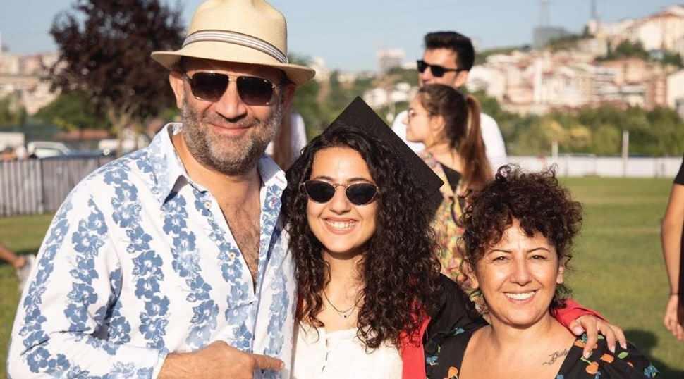 Arka Sokaklar'ın Mesut Komiser'inin mutlu g&uuml;n&uuml;! Hediyesi &ccedil;ok beğenildi