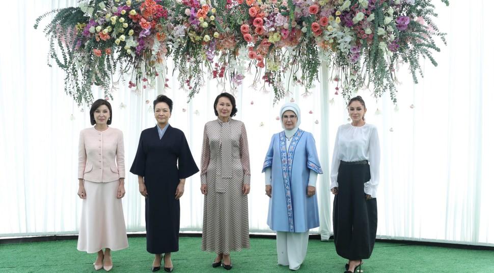 Emine Erdoğan, Kırgızistan'da lider eşleriyle buluştu