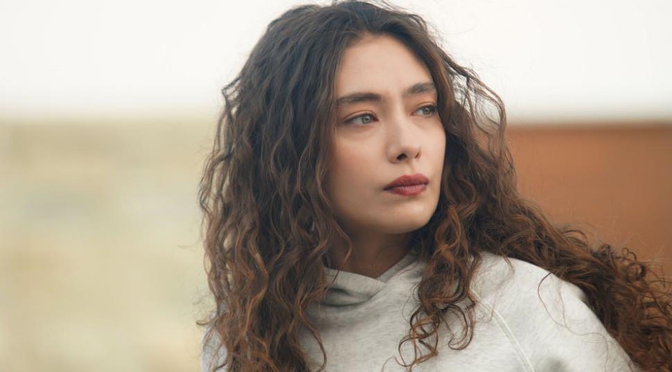 Neslihan Atag&uuml;l'&uuml;n fanlarını kızdıran karar! Yeni dizisindeki rol arkadaşını beğenmediler!