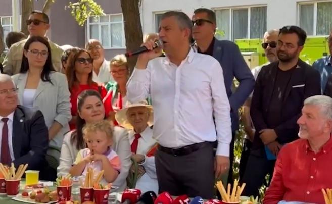 Partisinin adını unuttu! &Ouml;zg&uuml;r &Ouml;zel'den yeni gaf