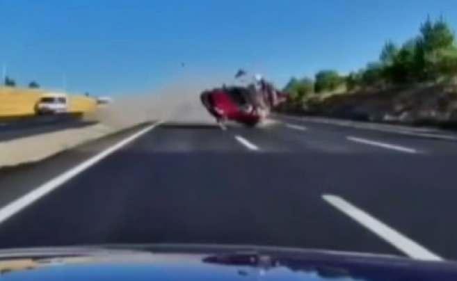 Ankara'da feci kaza: Karşı şeride fırlayan ara&ccedil; 2 otomobile &ccedil;arptı! 1 &ouml;l&uuml;, 7 yaralı!