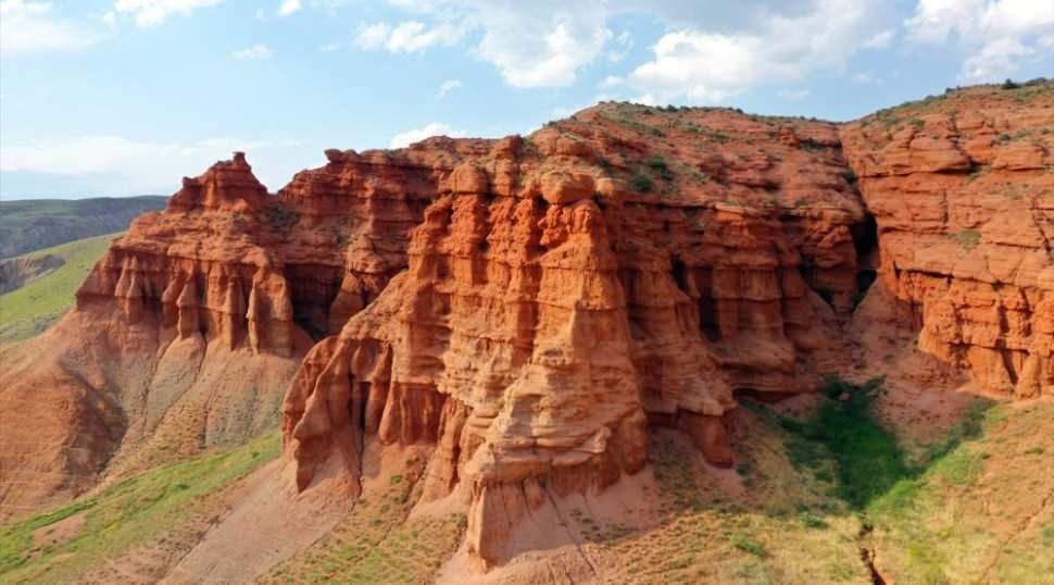 Arizona kanyollarına benzetiliyor: Karsın Kağızman il&ccedil;esinde yer alıyor g&ouml;renleri b&uuml;y&uuml;ş&uuml;yor!