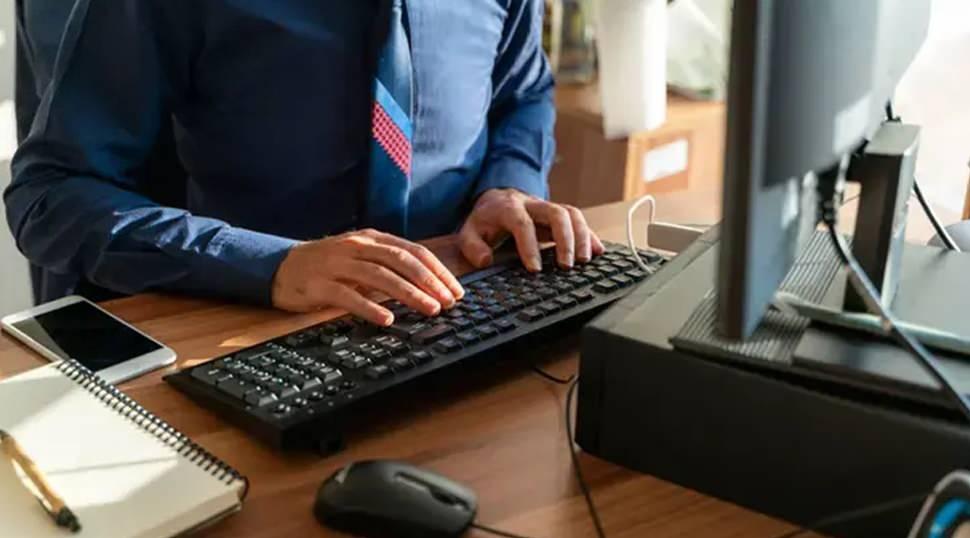 Sindirim sistemi probleminiz varsa dikkat! Bu hastalık masa başı &ccedil;alışanlarda sık&ccedil;a g&ouml;r&uuml;l&uuml;yor