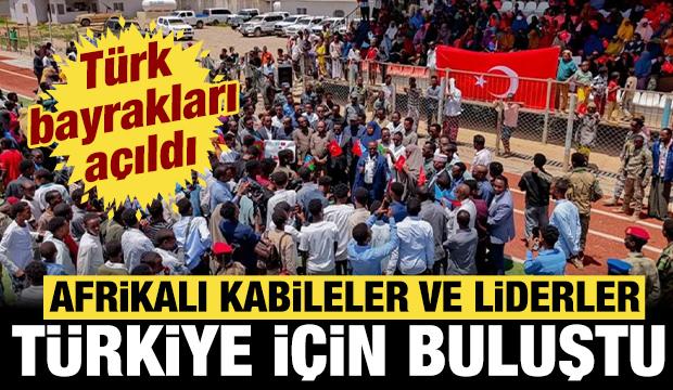 Afrikalı kabileler ve liderler T&uuml;rkiye i&ccedil;in buluştu: T&uuml;rk bayrakları a&ccedil;ıldı