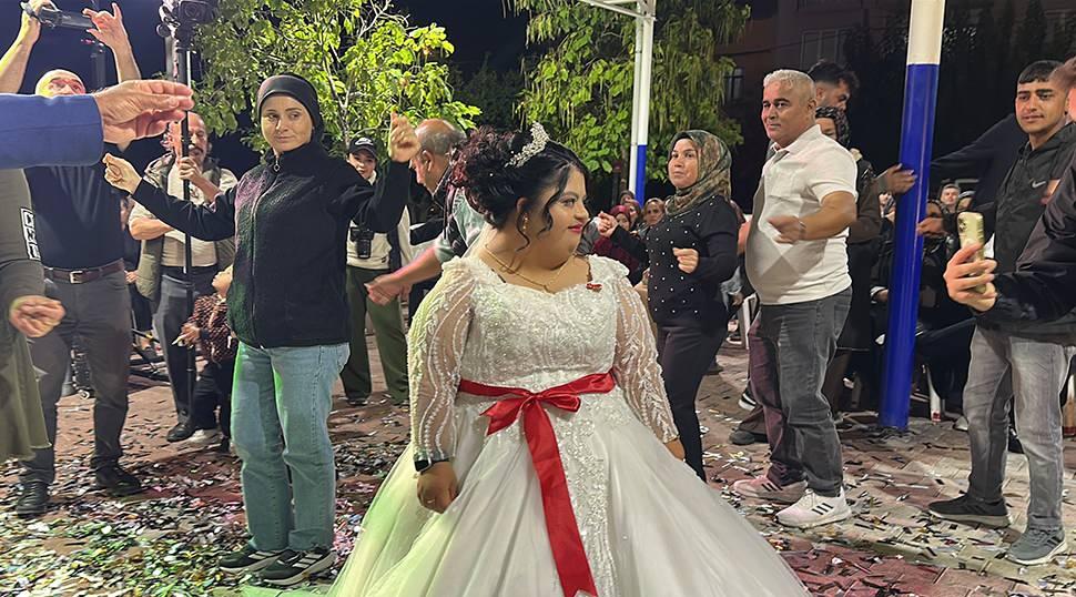 Hayali ger&ccedil;ek oldu! Down sendromlu gen&ccedil; kızın temsili d&uuml;ğ&uuml;n&uuml;nde duygusal anlar
