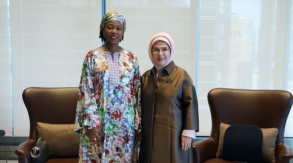 Emine Erdoğan, Sierra Leone Cumhurbaşkanı'nın eşi Fatima Maada Bio ile g&ouml;r&uuml;şt&uuml;